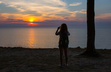 Zachód słońca Morze Bałtyckie Dziewczyna z aparatem