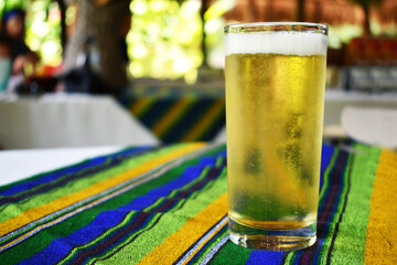 Cerveza Artesanal hecha en Guatemala. Fondo con colores típicos de Guatemala.
