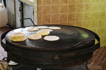 Tortillas de Maíz preparadas sobre una plancha de Metal llamada Comal. Alimento típico en...