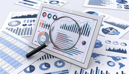 ビジネス資料を背景にデータを表示するタブレット端末を虫眼鏡で調べる、データ分析イメージ