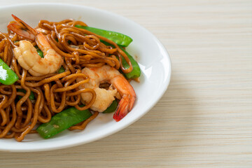 stir-fried yakisoba noodles with green peas and shrimps