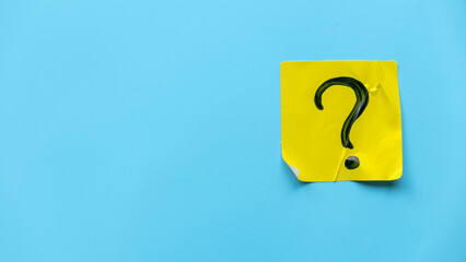 Q&A or questions and answers concept. Yellow sticker with handwritten question symbol on blue background. - obrazy, fototapety, plakaty