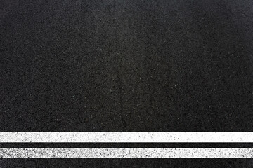 Lignes blanches sur asphalte 