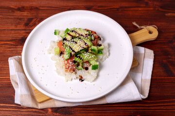 Sushi waffle is a recipe that has become quite popular. Home cooking, salmon, cucumber, avocado, sesame and sauce