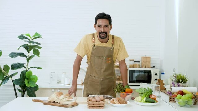 Asian young chef who takes good care YouTube numbers, I'm going live, bring food menu, raw materials for cooking that viewers who watch live can easily find raw materials in the house follow.