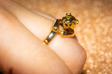 Cat shaped gold ring