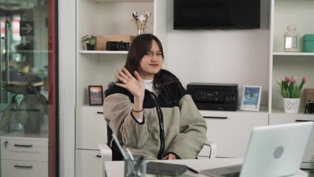 The portrait of a young charismatic brunette woman who speaks directly into the camera and shows her dissatisfaction with the interlocutor. She behaves arrogantly.