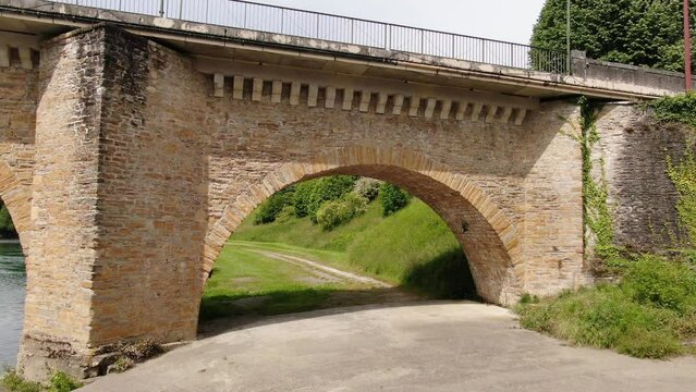 Pan left of the bridge named Qur de Mousserolles, Navarrenx, France