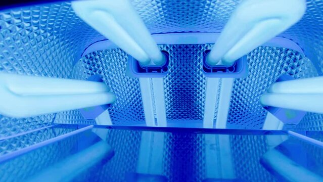 vista interna di un forno per unghie con una luce led di colore blu intenso