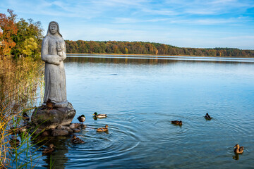 Obraz premium Skulptur Die schöne Nonne am Wutzsee, Lindow Mark, Brandenburg, Deutschland