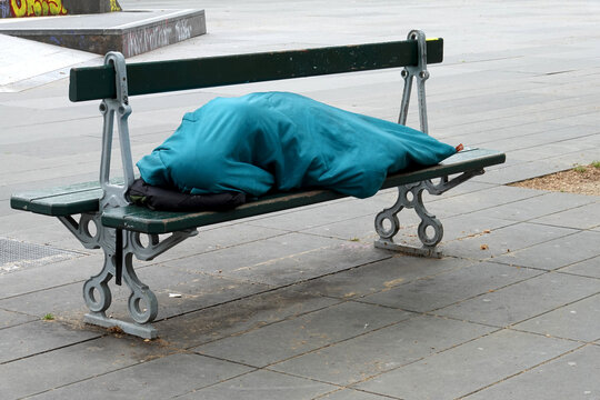 Sans-abri qui dort sur un banc