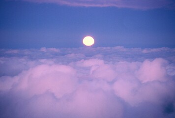 一面に広がる雲海から姿を現した月