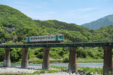 穴吹川の鉄橋を渡る徳島線の普通列車