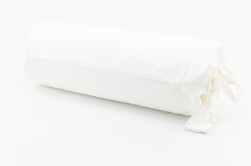 immagine primo piano di sacco in cotone bianco con piumone da letto su superficie bianca
 - obrazy, fototapety, plakaty