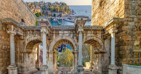 Obraz premium Welcome to the magnificent Antalya concept. Collage of famous landmarks: Hadrian's Gate old town Kaleici district and Konyaaltı beach popular holiday destination in Antalya, Turkey