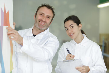 Obraz premium female and male paintor selecting colours