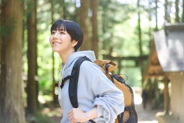 新緑の山を登る若い日本人女性