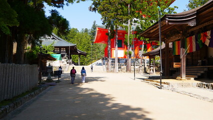 Kongobu-ji, le temple principal et secte bouddhique Shingon et Danjo Garan, le site le plus sacré du mont Koya, avec ses temples en bois écologiques et colorés, à travers une zone forestière aérée
