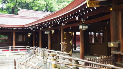 Gros plan sur un temple asiatique au toit incurvé, complexe de sanctuaires et d'édifices religieux, avec une grande place centrale ou une cour, visite culturelle du Japon ancien, histoire et monuments