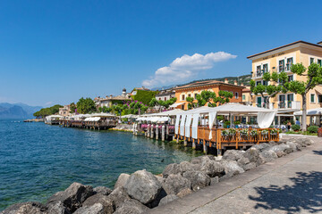 Promenade Torri del Benaco, Gardasee, Italien - obrazy, fototapety, plakaty