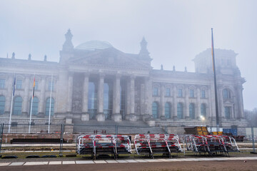 Absperrgitter vor Reichstagsgebäude, Berlin, Deutschland