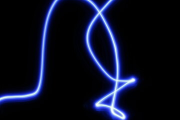 Luz de neón azul en velocidad y movimiento con desenfoque, con  formas en líneas formando un garabato  abstracto en el espacio con fondo negro