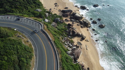 Vista aérea da Praia de Taquarinhas e da Estrada em Balneário Camboriú - Santa Catarina.