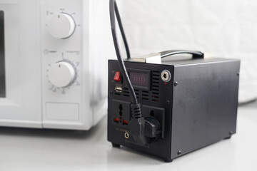 Obraz premium Portable power station that powers a microwave oven