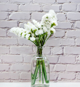 Jarr&oacute;n de cristal con flores blancas de statice
