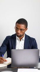 Joven empresarial trabajando