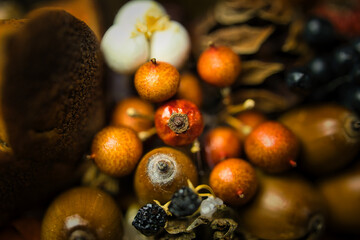 沢山の木の実が付いたシックな秋冬クリスマスリースのアップ