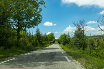 Fototapeta na wymiar petite route de campagne dans le sud de la France