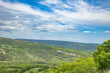 Fototapeta na wymiar panorama de la campagne en Provence, Vaucluse, France