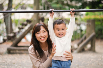 Fototapeta premium 公園で遊ぶ親子のポートレート