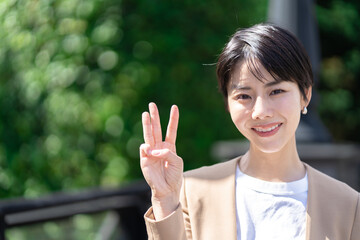 3つ　手　ジェスチャー　女性