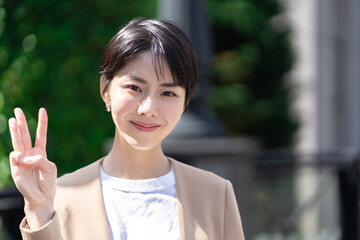 3つ　手　ジェスチャー　女性