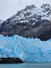 glaciar spegazzini con montaña