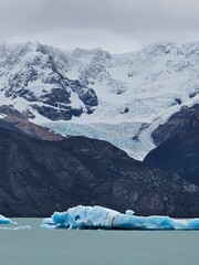 lago con iceberg con montaña con glaciar