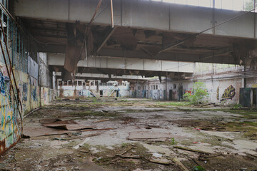 Fototapeta na wymiar Alte Halle - Beatiful Decay - Abandoned - Verlassener Ort - Urbex / Urbexing - Lost Place - Artwork - Creepy - High quality photo 