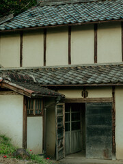 岡山県の田舎にある古い家の古い木のドアと窓