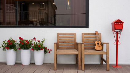 house 기타와 우체통 통유리 화분 꽃