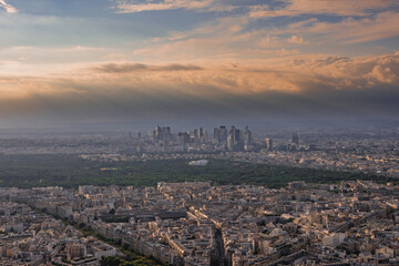 Naklejka premium Panoramic view of the La Défense district and the Trocadero in Paris from the heights