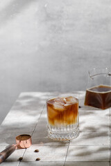 espresso tonic preparation with ice