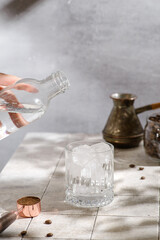 espresso tonic preparation with ice