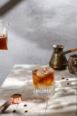 espresso tonic preparation with ice