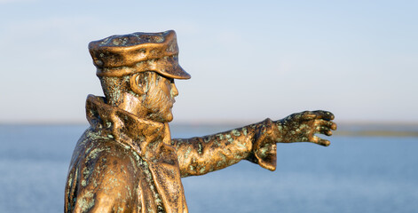 Estátua à beira mar  de marinheiro