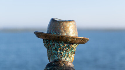Estátua à beira mar  de marinheiro