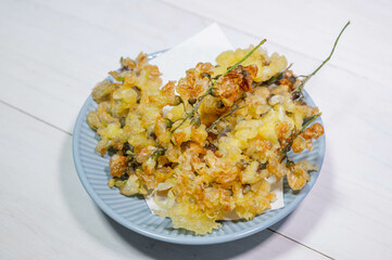 ニセアカシアの花の天ぷら