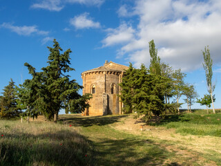 Fototapeta na wymiar Ábside de la ermita románica de Nuestra Señora del Torreón (finales del siglo XIII). Padilla de Abajo, Burgos, España.