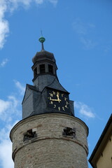 Fototapeta na wymiar FU 2022-07-15 LeipStadt 34 Ein Turm mit Uhr ragt in den Himmel